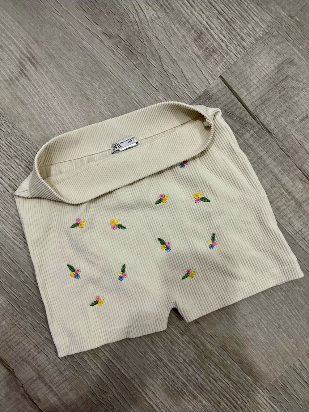 ZARA Cream Seamless Ribbed Shorts with Floral Embroidery